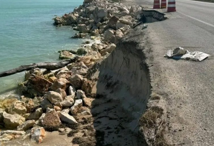 Carretera en riesgo de desaparecer por los deslaves recurrentes