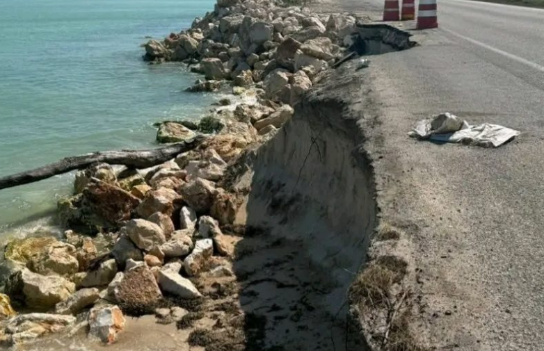 Carretera en riesgo de desaparecer por los deslaves recurrentes