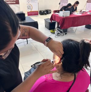La Beneficencia Pública entregó 398 auxiliares auditivos durante una jornada que busca mejorar la comunicación y calidad de vida de cientos de campechanos.