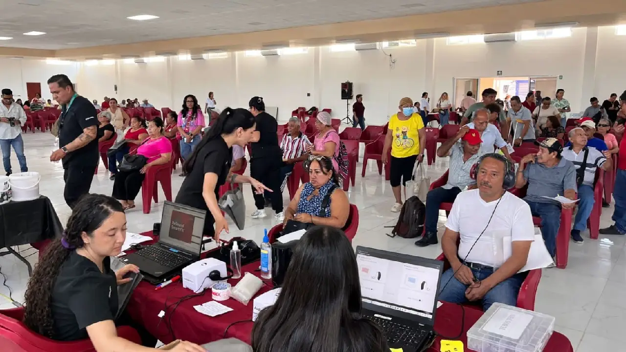 Beneficencia Pública entregó 398 auxiliares auditivos en Campeche