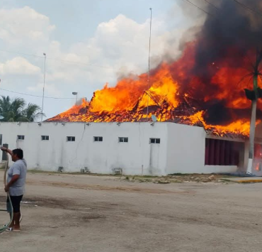 Incendio arrasa palapa en Halachó