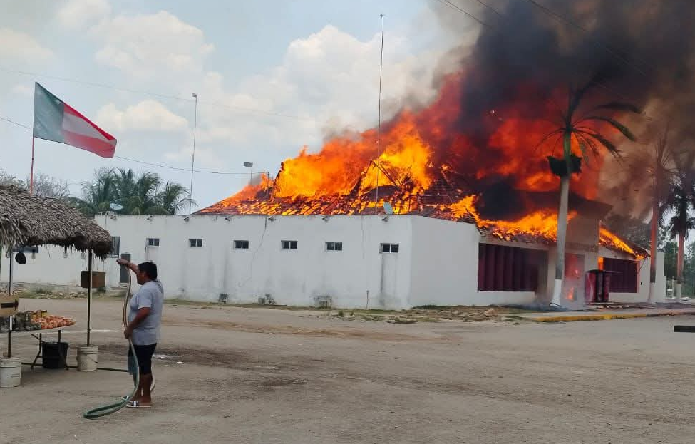 Incendio arrasa palapa en Halachó