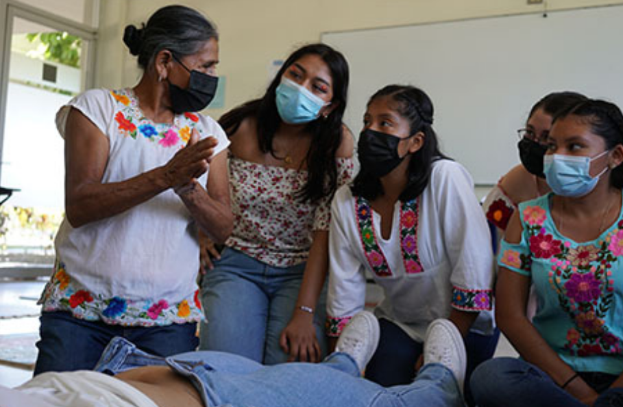 Rescate emocional de parteras en Campeche