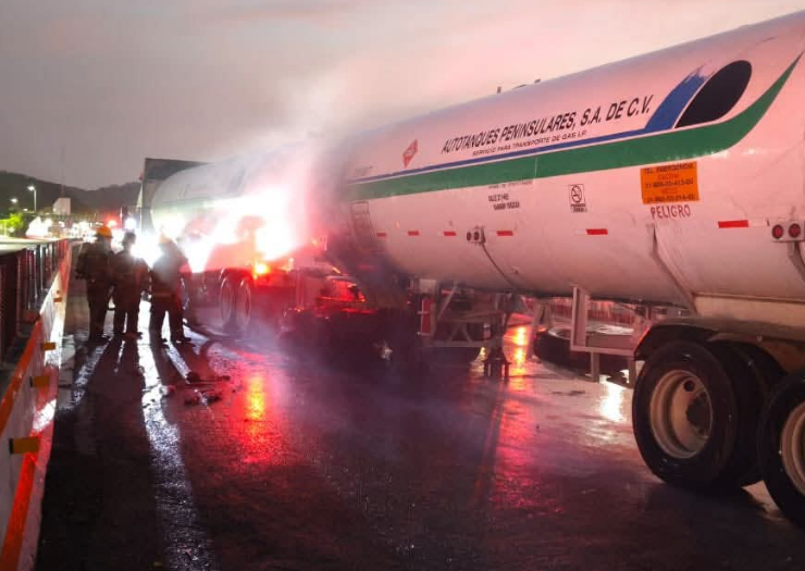 Controlan incendio en pipa de gas en Seybaplaya