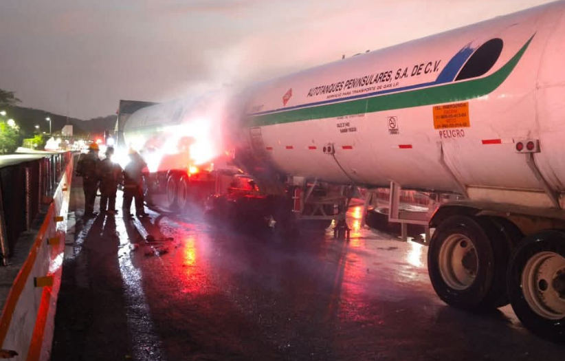 Controlan incendio en pipa de gas en Seybaplaya