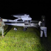 Aseguran avioneta y hallan misterioso cargamento