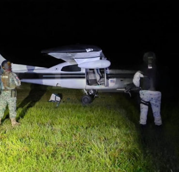 Aseguran avioneta y hallan misterioso cargamento