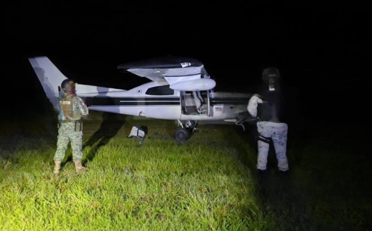 Aseguran avioneta y hallan misterioso cargamento