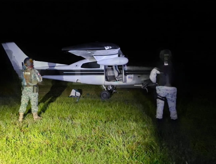 Aseguran avioneta y hallan misterioso cargamento