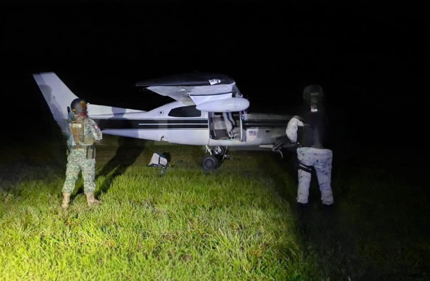Aseguran avioneta y hallan misterioso cargamento