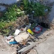 Vecinos alertan riesgo de electrocución en Escárcega