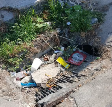 Vecinos alertan riesgo de electrocución en Escárcega
