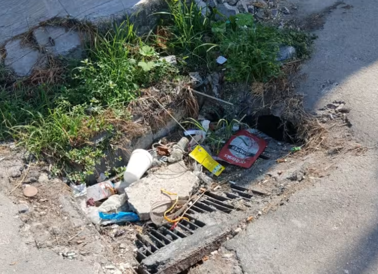 Vecinos alertan riesgo de electrocución en Escárcega
