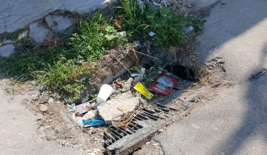 Vecinos alertan riesgo de electrocución en Escárcega