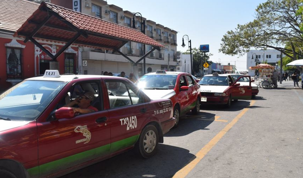 Choque entre taxi y automóvil genera movilización en Campeche