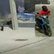 Delincuentes roban motocicleta durante la madrugada