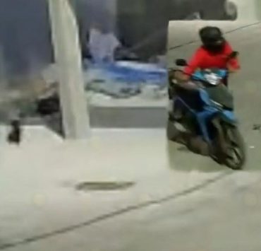 Delincuentes roban motocicleta durante la madrugada