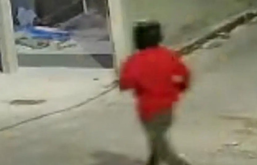 Delincuentes roban motocicleta: cámaras captan sospechosos
