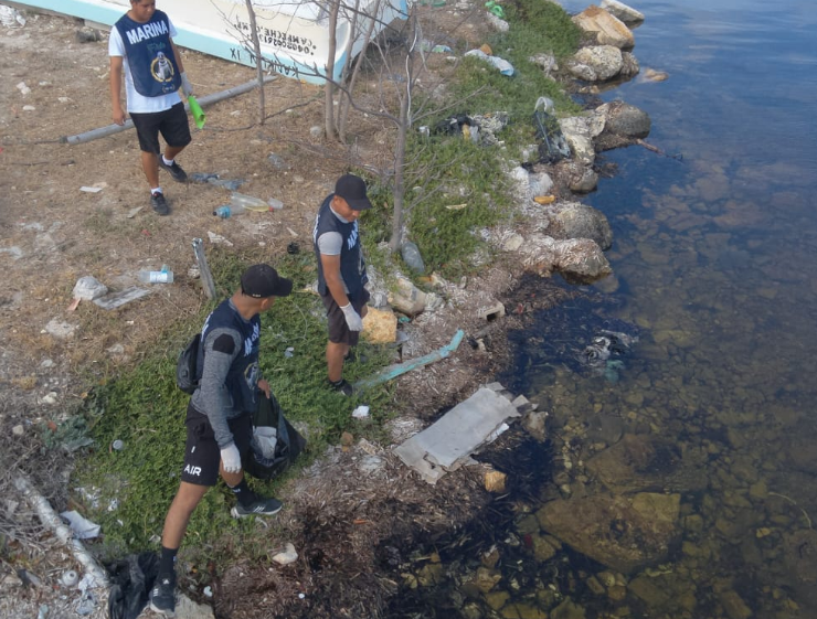 La Marina retira más de 130 kilos de desechos