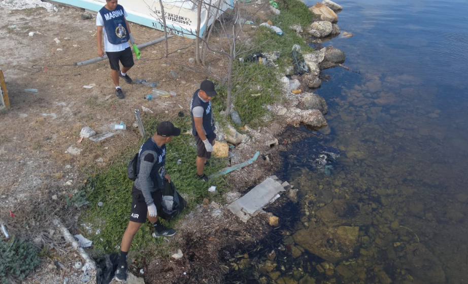 La Marina retira más de 130 kilos de desechos