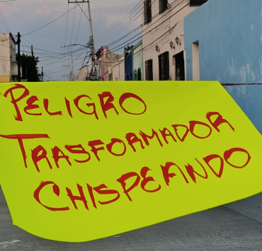 Bloquean parte del Barrio De Guadalupe por riesgo eléctrico