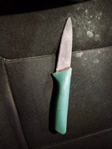 Cuchillo con cachas color verde fue asegurado por autoridades durante la detención del presunto responsable en el barrio de Guadalupe.