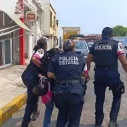 Detienen a dos mujeres tras presunta agresión a policías en diligencia