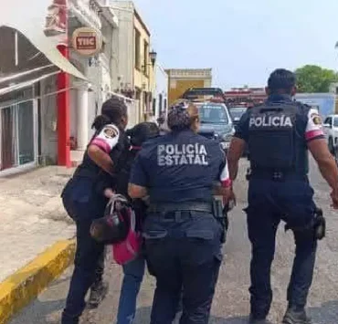 Detienen a dos mujeres tras presunta agresión a policías en diligencia