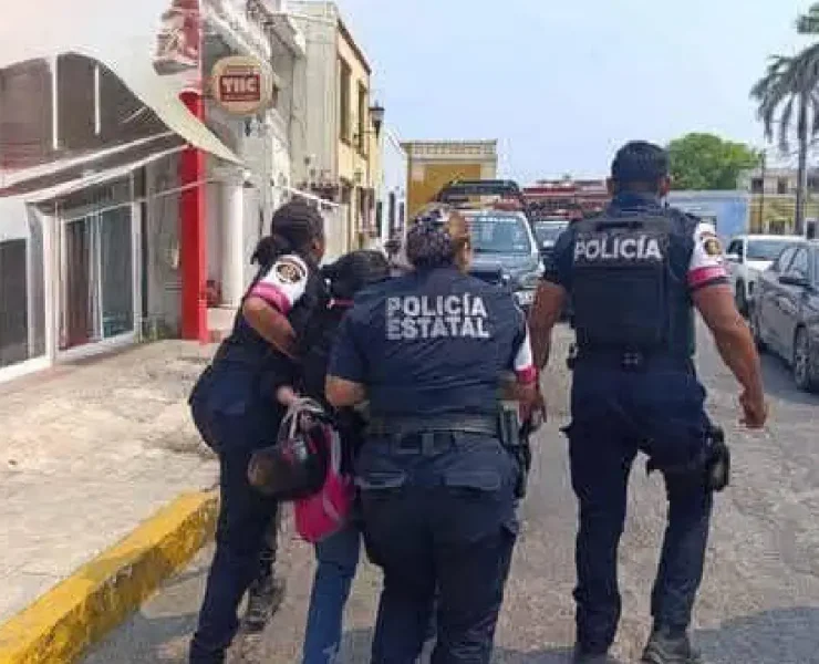 Detienen a dos mujeres tras presunta agresión a policías en diligencia