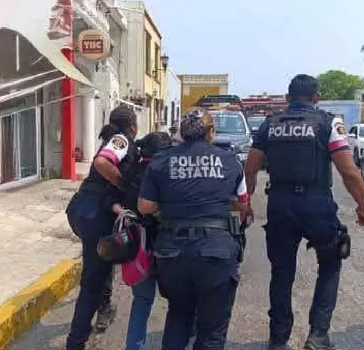 Detienen a dos mujeres tras presunta agresión a policías en diligencia