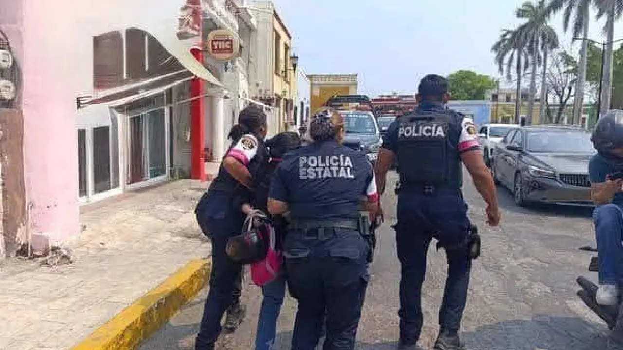 Detienen a dos mujeres tras presunta agresión a policías en diligencia