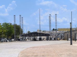 Escenario listo en Campeche para la Celebración del Día de las Madres, donde se espera la llegada de miles de visitantes en un ambiente lleno de música y emoción.