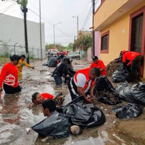 Imágenes en redes sociales muestran avenidas de Campeche convertidas en ríos urbanos tras las intensas lluvias de este miércoles.