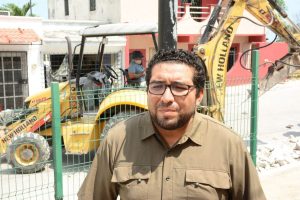 Personal de SMAPAC trabaja en la sustitución de tubería en Bellavista para restablecer el suministro de agua potable en la zona afectada.