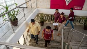 Trabajadores evacúan de manera ordenada durante el ejercicio en el que Campeche participó en el Simulacro Nacional, demostrando coordinación y cultura de prevención.
