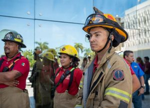 Elementos de Protección Civil coordinan acciones durante el momento en que Campeche participó en el Simulacro Nacional, reforzando la eficacia de los servicios de emergencia.