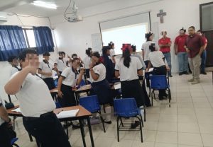 Autoridades de Campeche atendieron el reporte de un menor con aparente arma afuera de un colegio particular tras la difusión de un video en redes sociales.