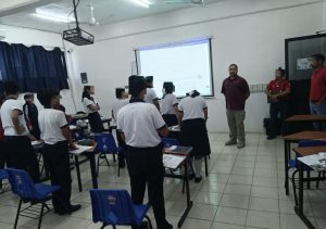 Elementos de la Policía de Proximidad realizaron pláticas preventivas con estudiantes, docentes y padres de familia para evitar situaciones de riesgo en escuelas.