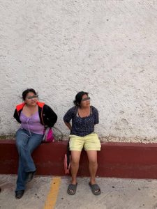 Momento en que autoridades realizan la detención de las mujeres tras el altercado que genera impacto en el barrio de San Francisco, en Campeche.