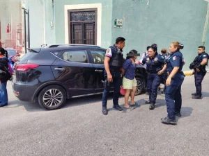 Escena del operativo judicial donde Detienen a dos mujeres tras presunta agresión, tras intentar impedir la diligencia en el barrio de San Francisco, en Campeche.