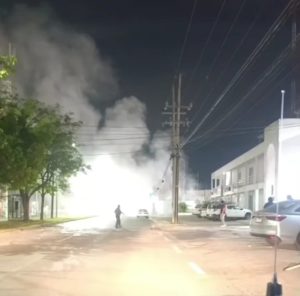 Trabajador de gasolinera en Campeche permanece Entre la vida y la muerte tras fuerte explosión durante labores de mantenimiento.