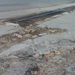 Automovilistas denunciaron que los baches reaparecieron tras las primeras lluvias, provocando molestias y daños a sus vehículos en distintos puntos de la capital campechana.