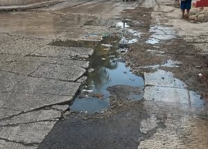 Las recientes lluvias provocaron la reaparición de baches en diversas calles de Campeche, situación por la que ciudadanos cuestionan el programa de “Bacheo Imparable”.