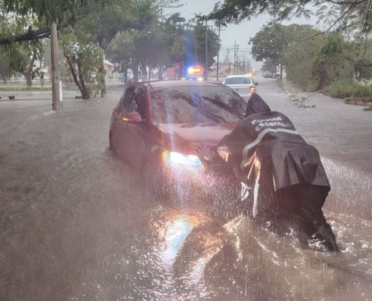 Onda tropical suspende clases en Campeche