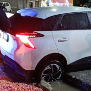 Autos en zanjas por falta de mantenimiento en las calles