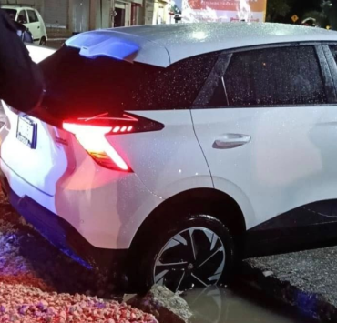 Autos en zanjas por falta de mantenimiento en las calles