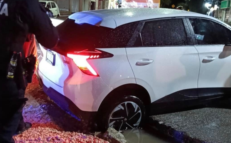 Autos en zanjas por falta de mantenimiento en las calles