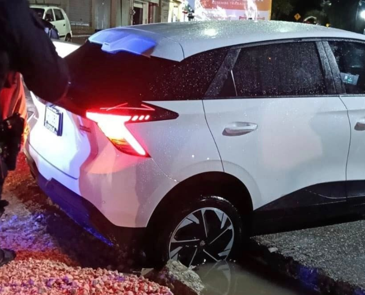 Autos en zanjas por falta de mantenimiento en las calles