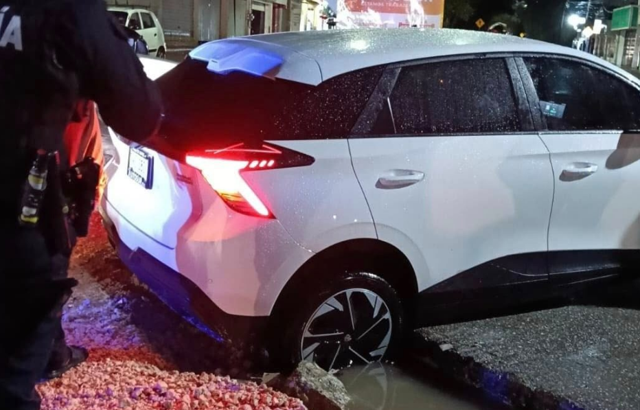 Autos en zanjas por falta de mantenimiento en las calles
