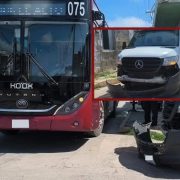 Accidente entre vehículo particular y autobús Ko'ox
